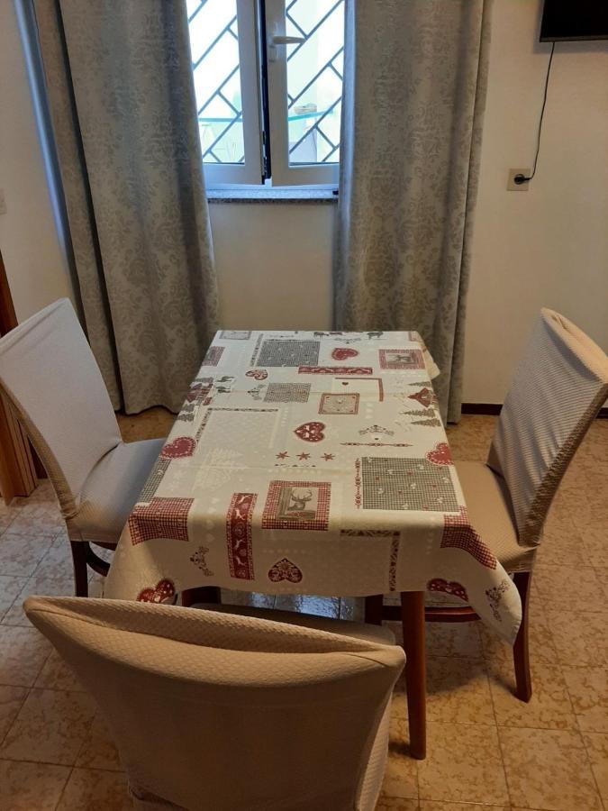 Apartmani Banina Ika Esterno foto
