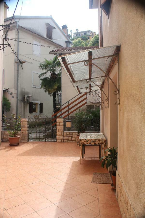 Apartmani Banina Ika Esterno foto