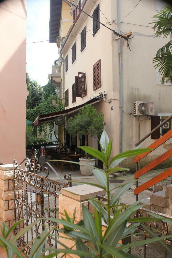 Apartmani Banina Ika Esterno foto